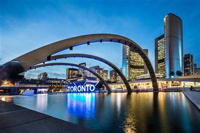 Nathan Phillips Square mit Toronto Schriftzug